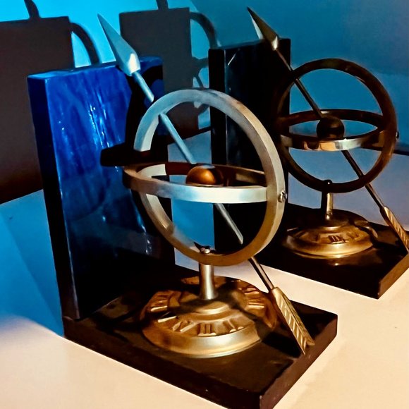 Pair of Vintage Brass Globe Arrow Bookends on Marble Slabs, Rare & Highly Sought - Picture 1 of 5